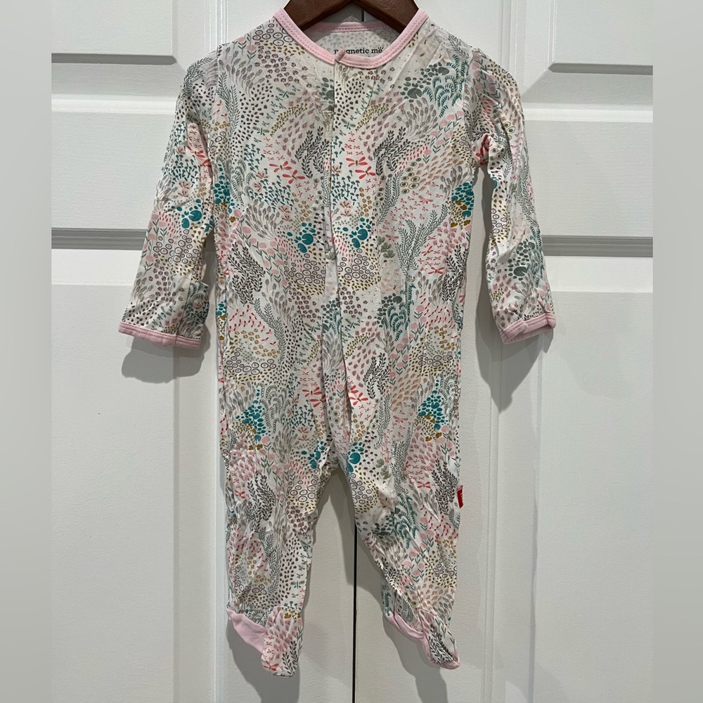 Excellent condition Magnetic Me Sleeper - 0-3mo - Floral